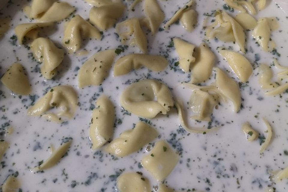 Tortellini in Petersiliensoße