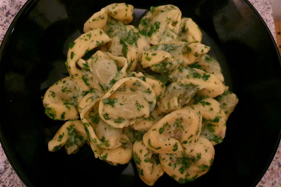 Tortellini in Petersiliensoße