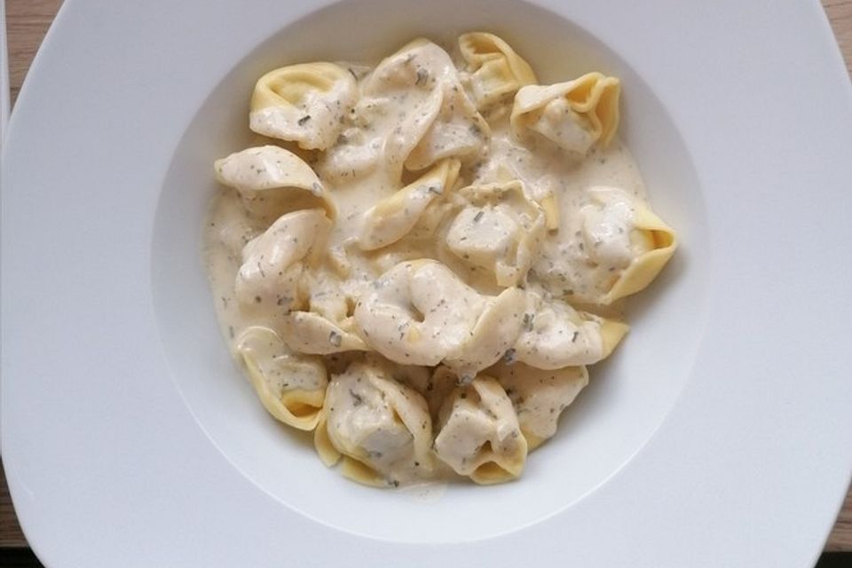 Tortellini in Petersiliensoße