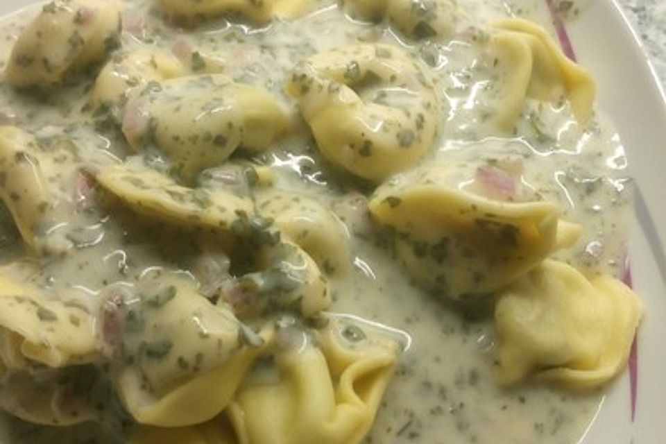 Tortellini in Petersiliensoße