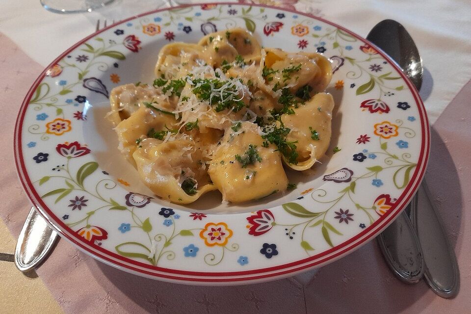 Tortellini in Petersiliensoße