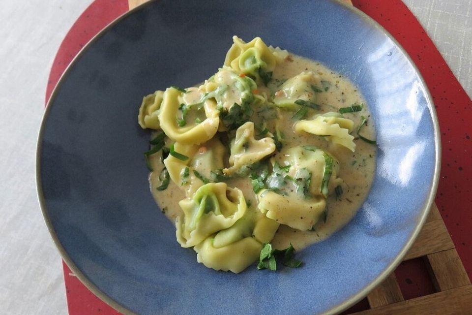 Tortellini in Petersiliensoße