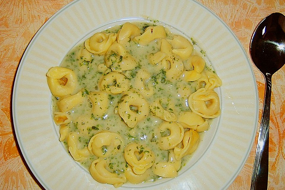 Tortellini in Petersiliensoße