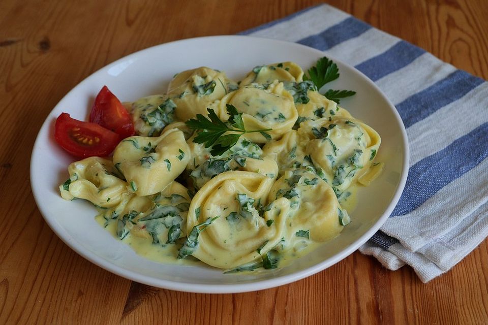 Tortellini in Petersiliensoße