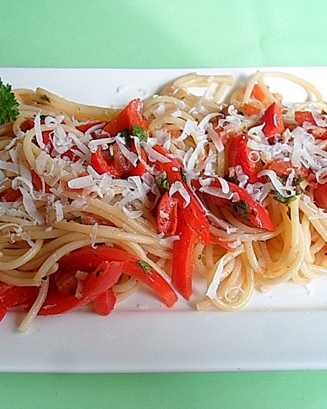 Spaghetti mit Paprika, Tomaten und Kräutern