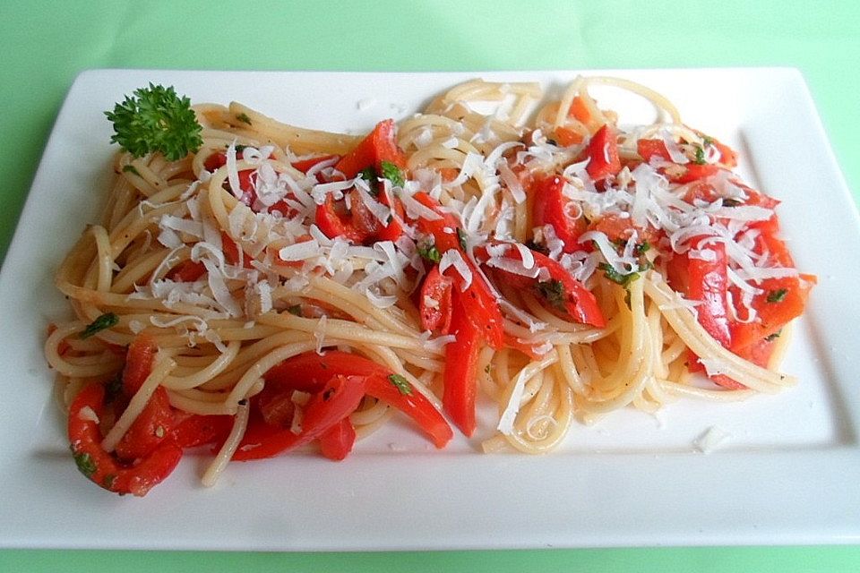 Spaghetti mit Paprika, Tomaten und Kräutern