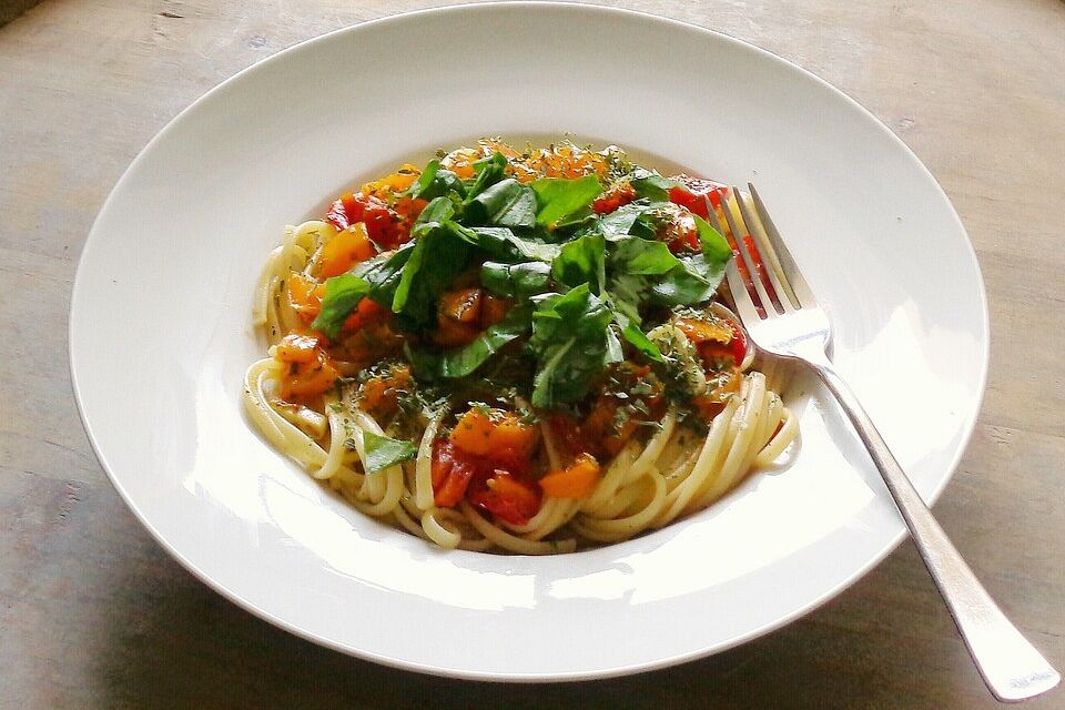 Spaghetti mit Paprika, Tomaten und Kräutern