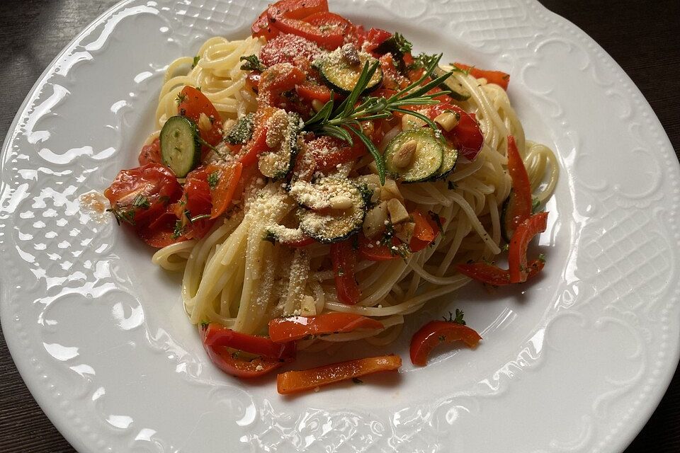 Spaghetti mit Paprika, Tomaten und Kräutern