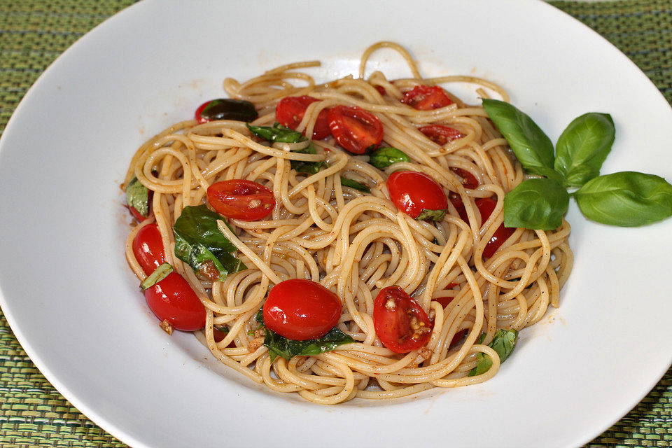 Koelkasts Spaghetti mit kalter Tomatensoße