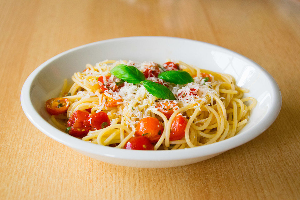 Koelkasts Spaghetti mit kalter Tomatensoße