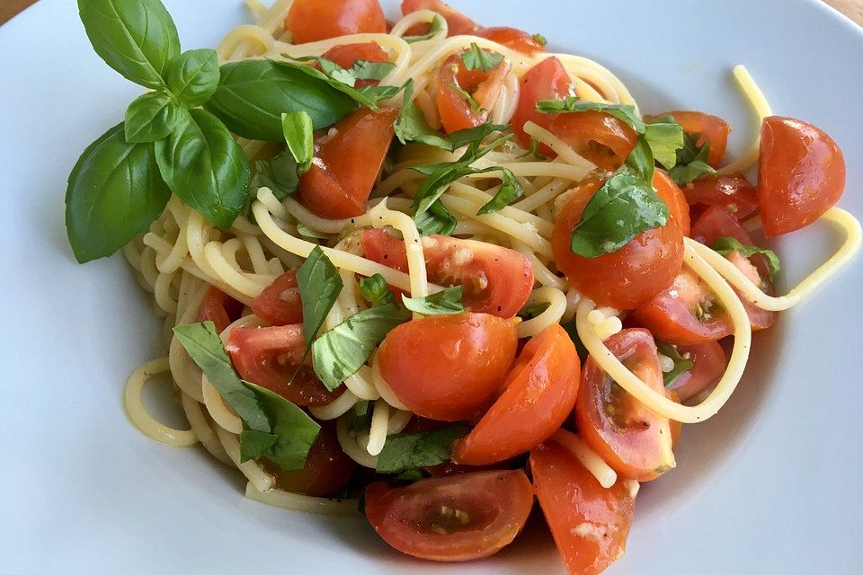 Koelkasts Spaghetti mit kalter Tomatensoße