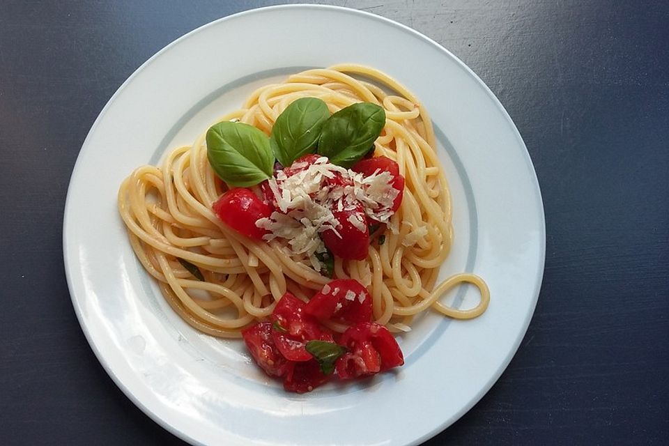 Koelkasts Spaghetti mit kalter Tomatensoße