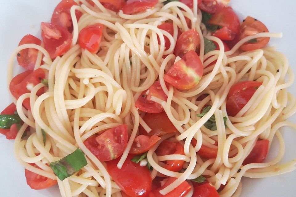 Koelkasts Spaghetti mit kalter Tomatensoße