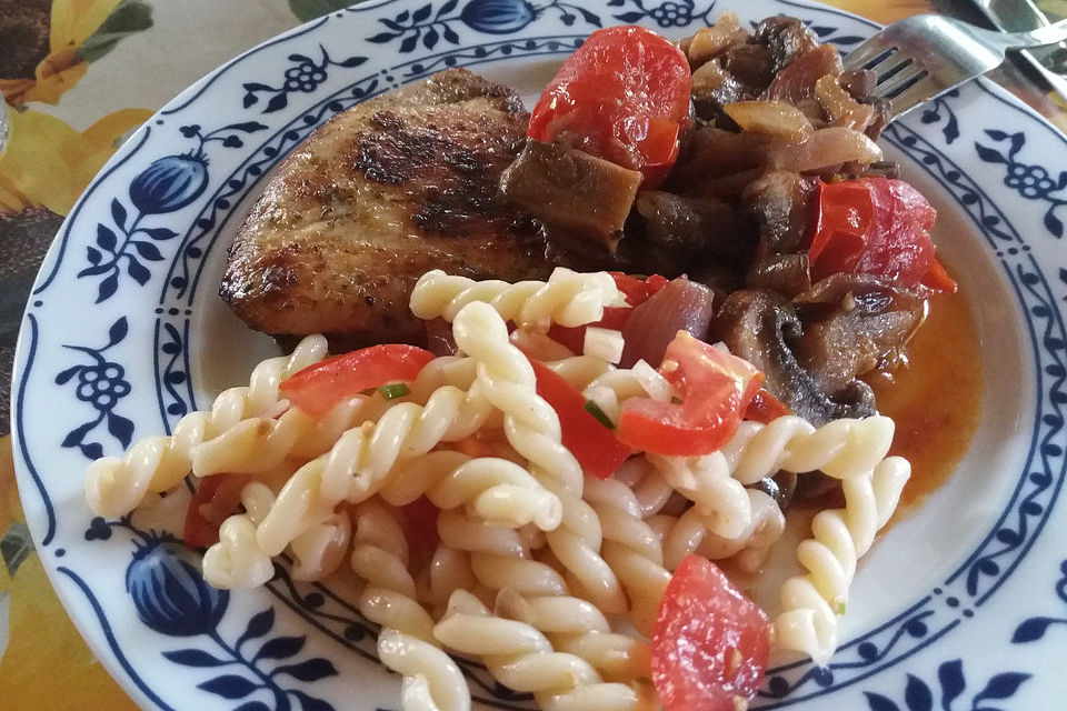 Koelkasts Spaghetti mit kalter Tomatensoße