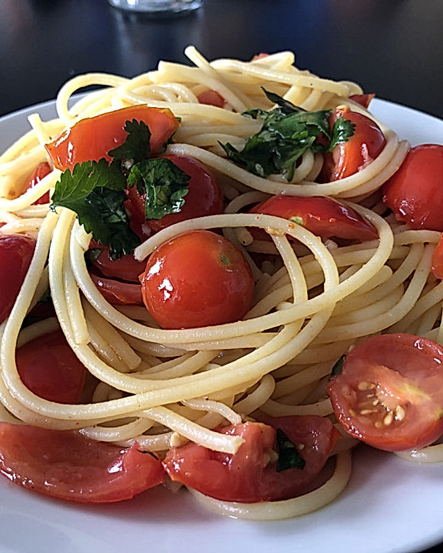 Koelkasts Spaghetti mit kalter Tomatensoße