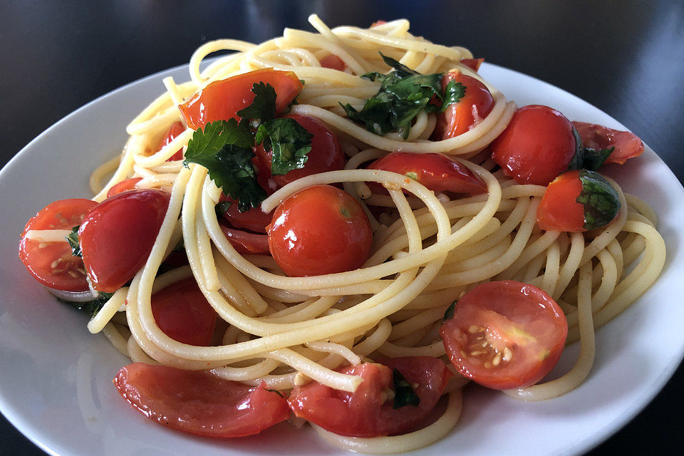 Koelkasts Spaghetti mit kalter Tomatensoße