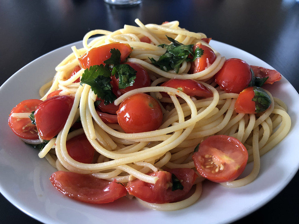 Koelkasts Spaghetti mit kalter Tomatensoße von Koelkast | Chefkoch