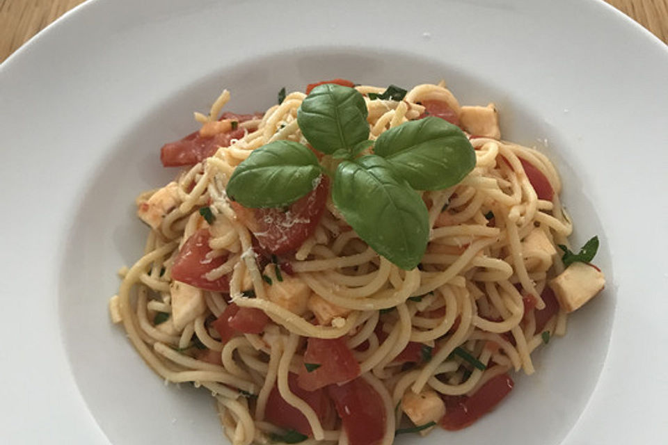 Koelkasts Spaghetti mit kalter Tomatensoße