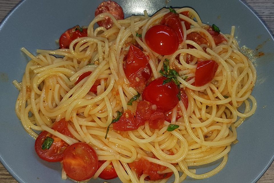 Koelkasts Spaghetti mit kalter Tomatensoße