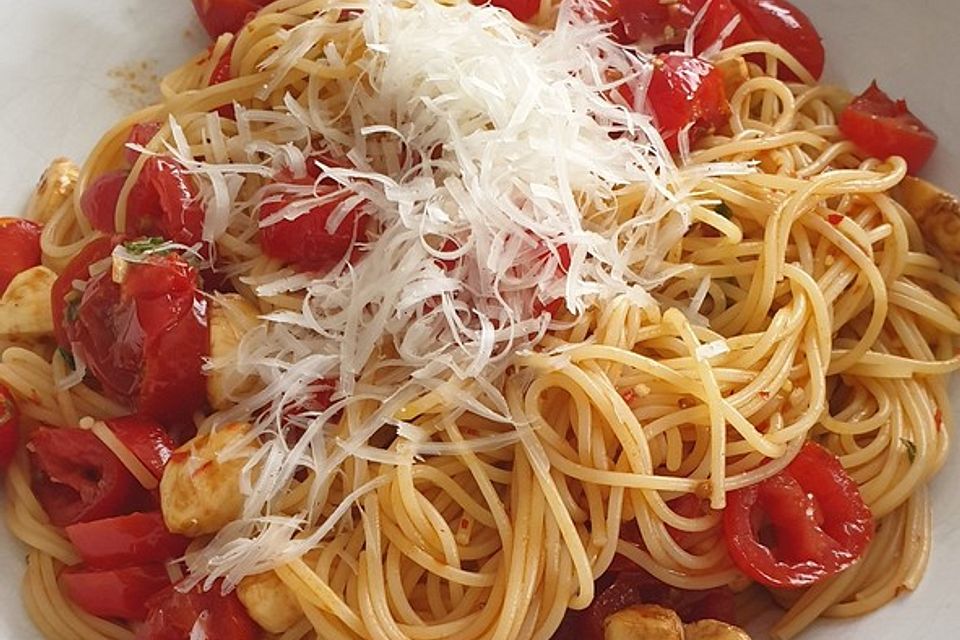 Koelkasts Spaghetti mit kalter Tomatensoße