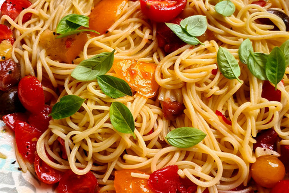 Koelkasts Spaghetti mit kalter Tomatensoße