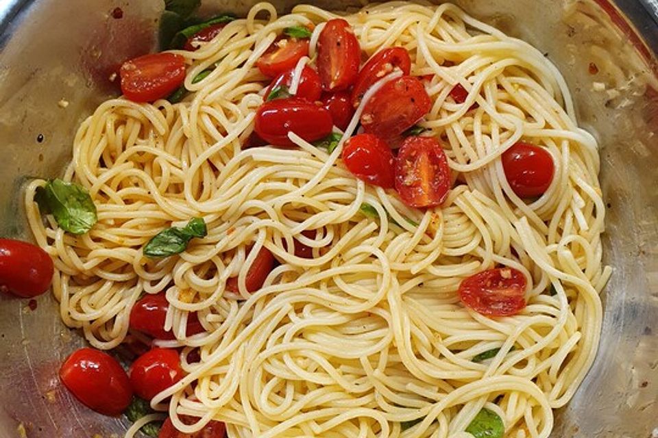 Koelkasts Spaghetti mit kalter Tomatensoße