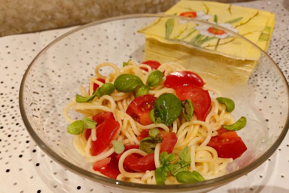 Koelkasts Spaghetti mit kalter Tomatensoße