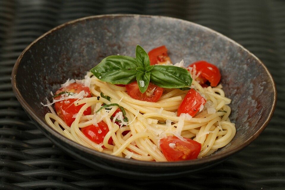 Koelkasts Spaghetti mit kalter Tomatensoße