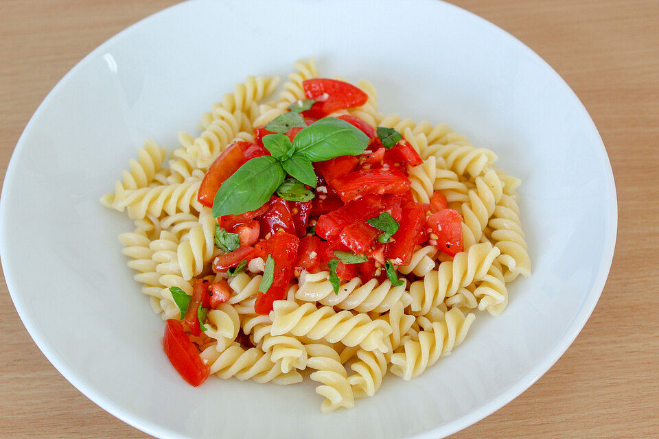 Koelkasts Spaghetti mit kalter Tomatensoße