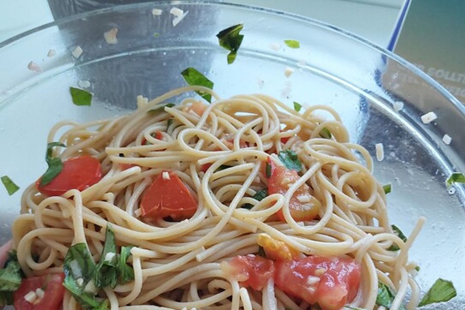 Koelkasts Spaghetti mit kalter Tomatensoße