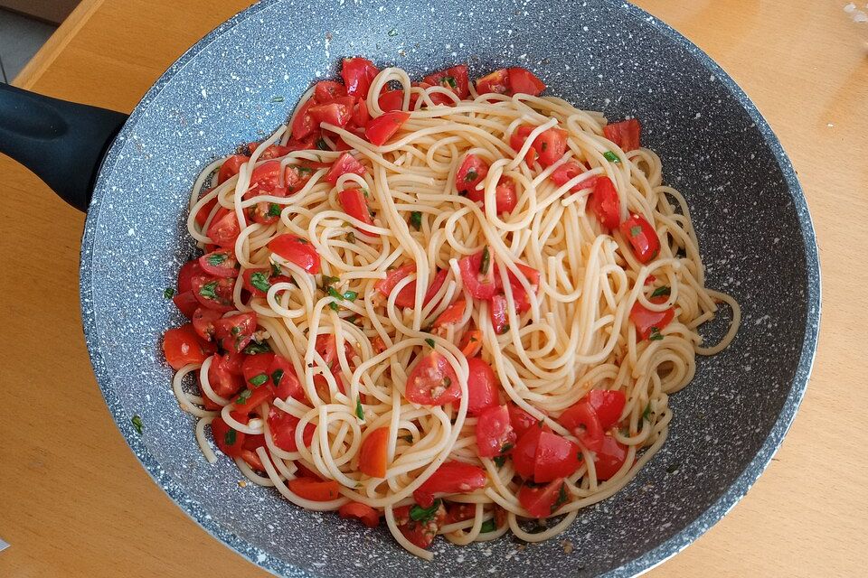 Koelkasts Spaghetti mit kalter Tomatensoße