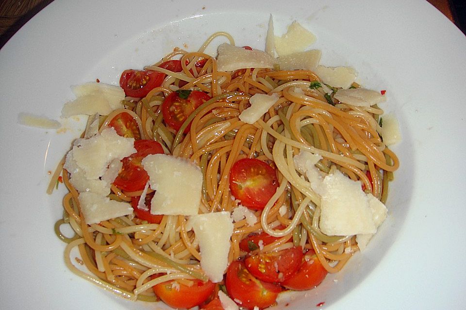 Koelkasts Spaghetti mit kalter Tomatensoße