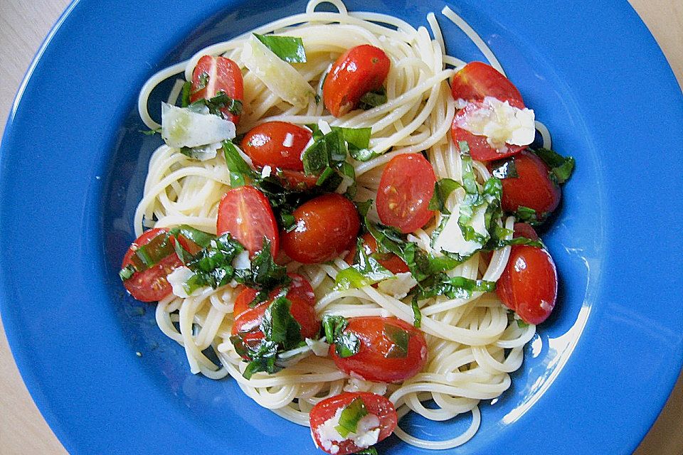 Koelkasts Spaghetti mit kalter Tomatensoße