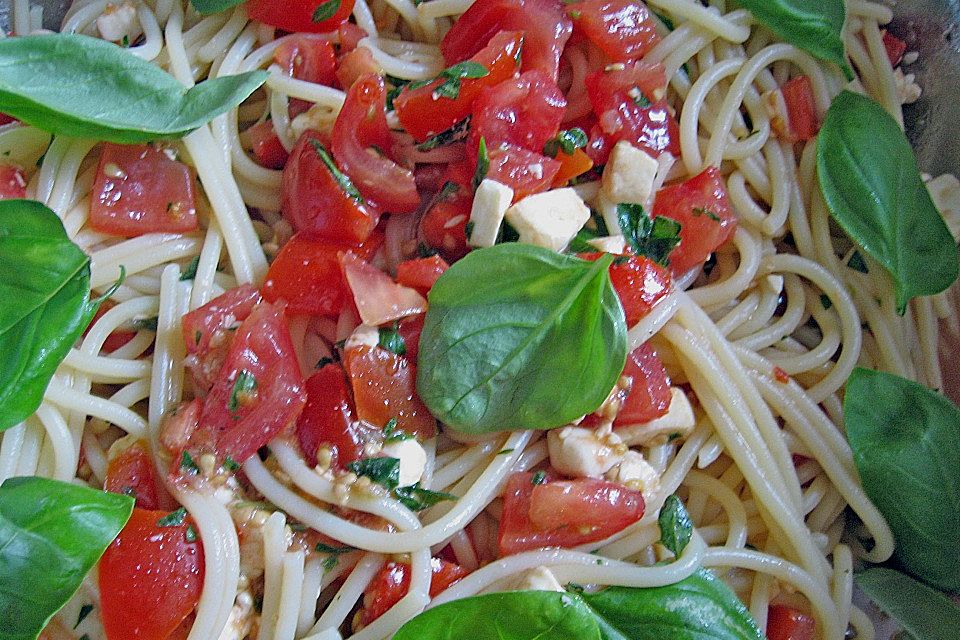 Koelkasts Spaghetti mit kalter Tomatensoße