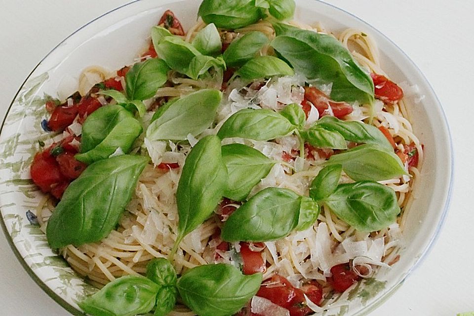 Koelkasts Spaghetti mit kalter Tomatensoße