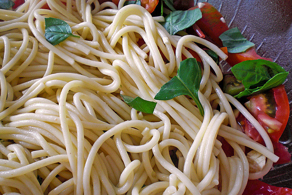 Koelkasts Spaghetti mit kalter Tomatensoße