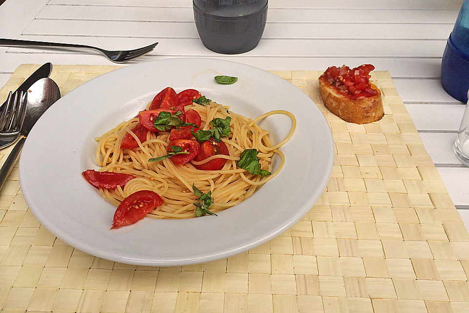 Koelkasts Spaghetti mit kalter Tomatensoße