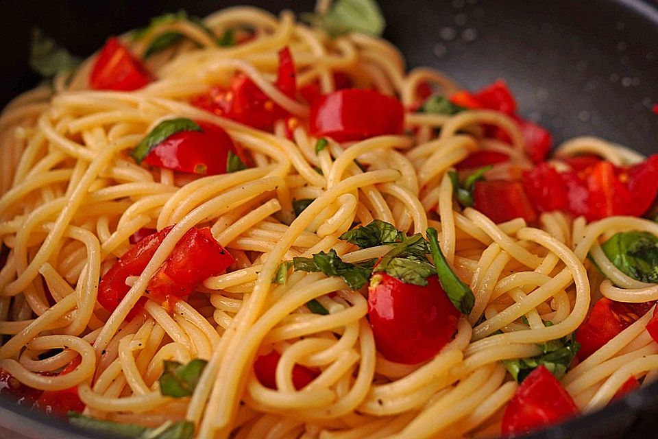 Koelkasts Spaghetti mit kalter Tomatensoße