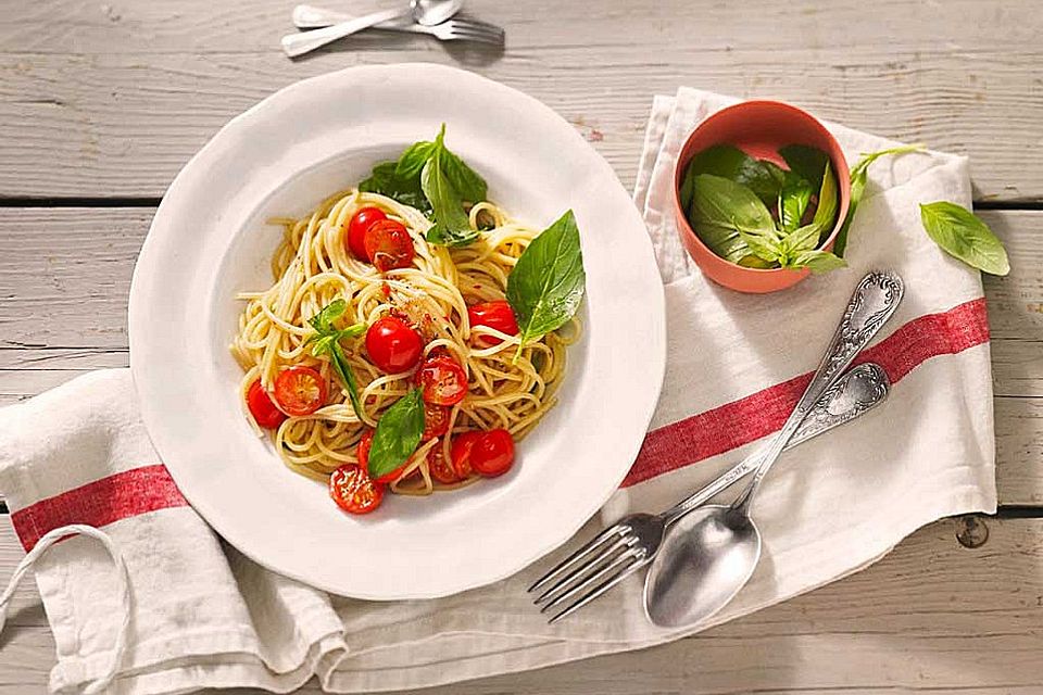 Koelkasts Spaghetti mit kalter Tomatensoße