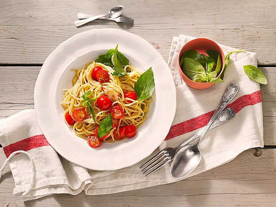 Koelkasts Spaghetti mit kalter Tomatensoße von Koelkast| Chefkoch