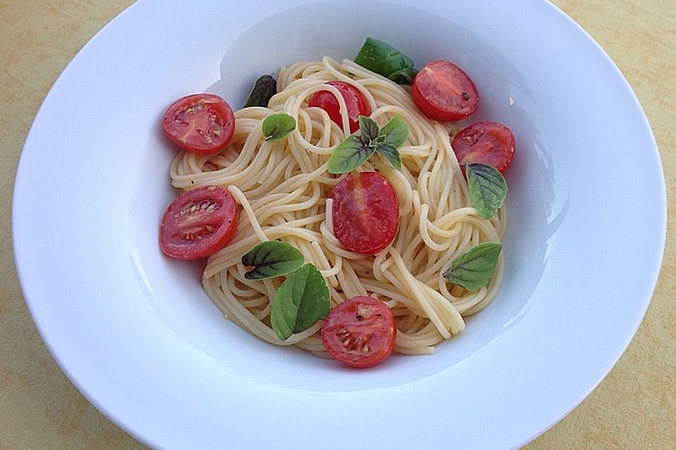 Koelkasts Spaghetti mit kalter Tomatensoße