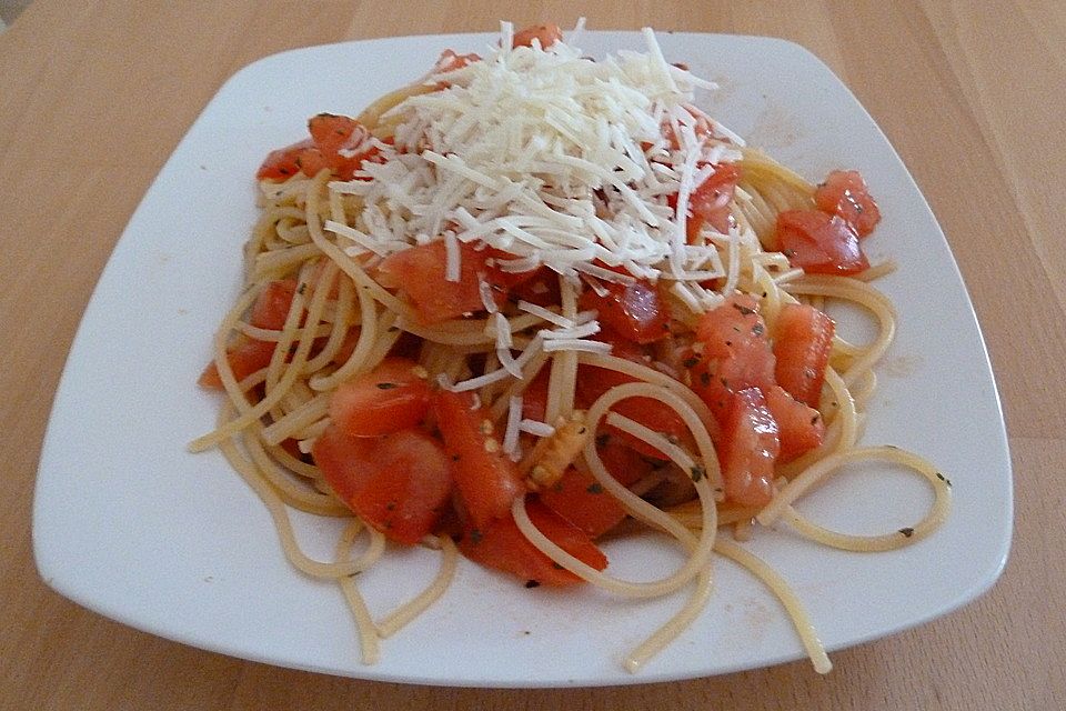 Koelkasts Spaghetti mit kalter Tomatensoße