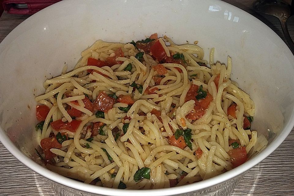 Koelkasts Spaghetti mit kalter Tomatensoße