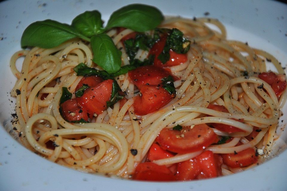 Koelkasts Spaghetti mit kalter Tomatensoße