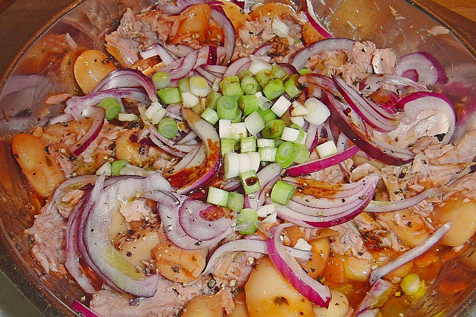 Toskanischer Thunfischsalat mit Bohnen und Zwiebeln