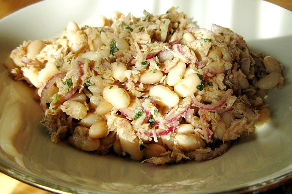 Toskanischer Thunfischsalat mit Bohnen und Zwiebeln