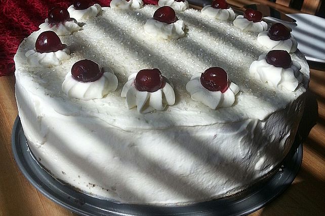 Kokos - Kirsch - Käse - Sahne - Torte mit Schokobiskuit - Boden von ...