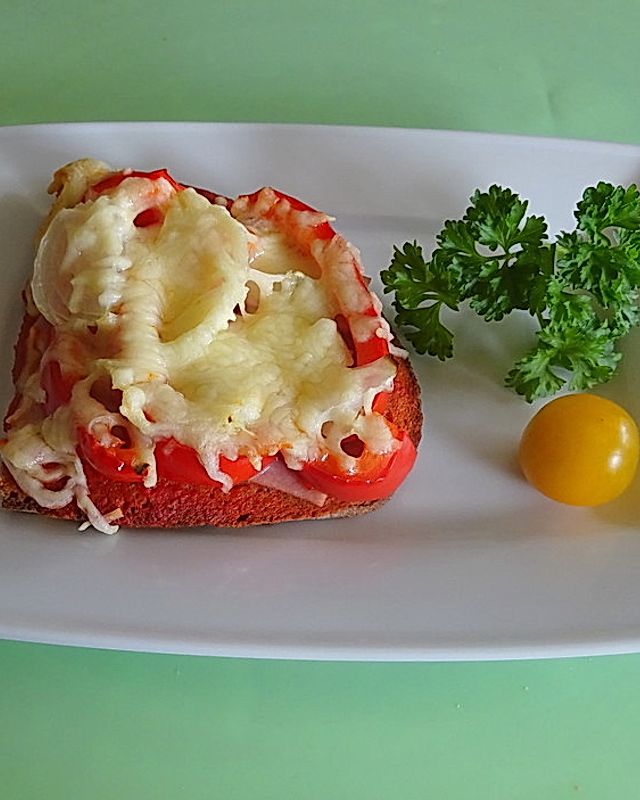 Tomatenbrot mit Käse überbacken