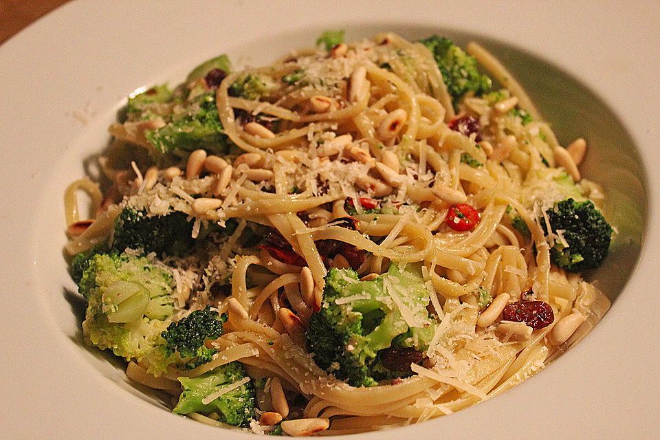 Pasta mit Brokkoli und Sardellen