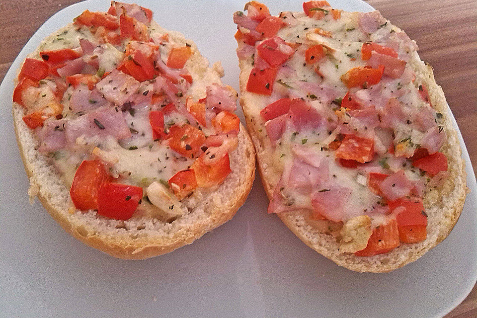 Pizzasemmeln mit Salami, Schinken, Paprika und Champignons